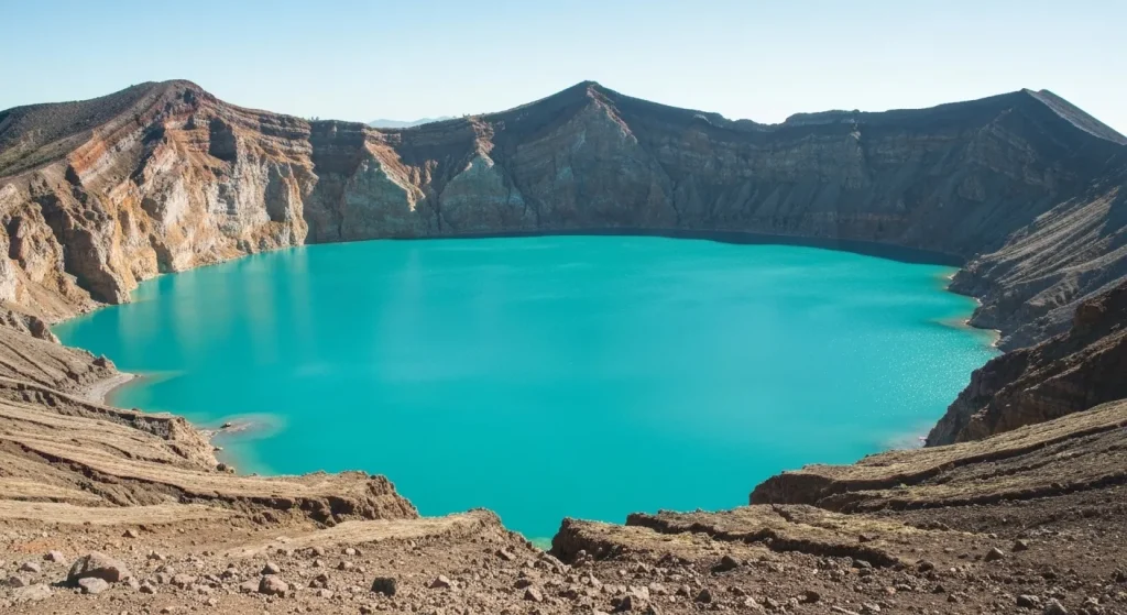 Lac craterian adânc, cu apă turcoaz, situat într-o caldeiră vulcanică.