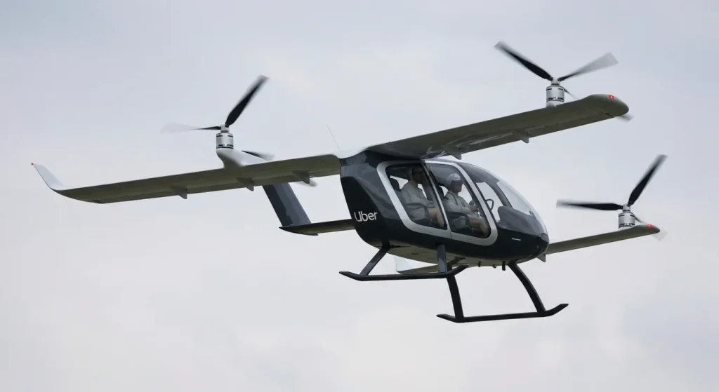 Un taxi zburător electric, cu aripi rotative, decolează vertical.